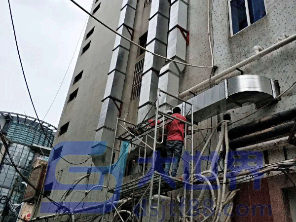穿越屋面的風管無防雨和固定措施